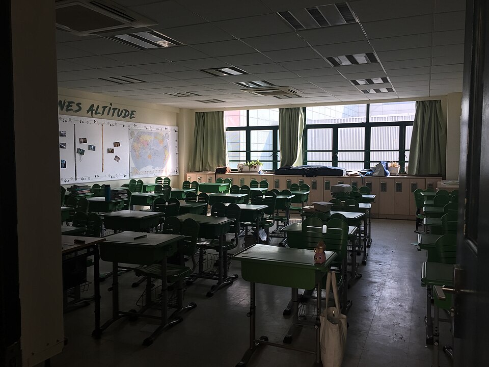국제학교 중등 교실과 학생들