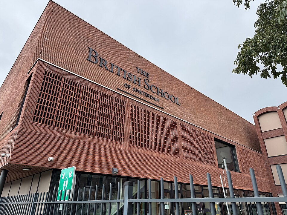 THE BRITISH SCHOOL OF AMSTERDAM 교명이 붙은 교사 건물
