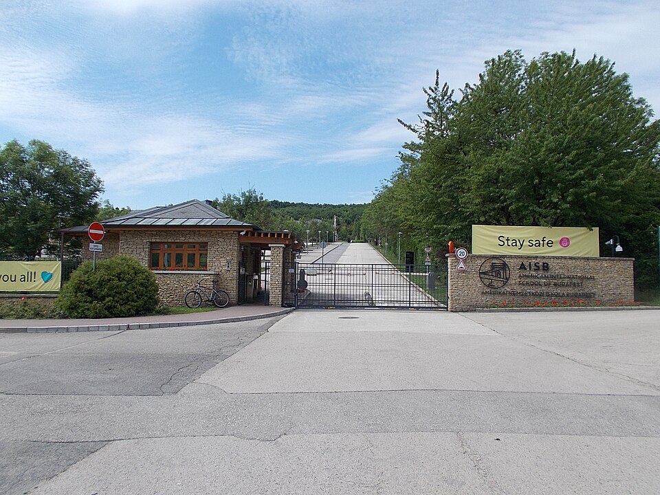 헝가리 너지코바치의 부다페스트 아메리칸 인터내셔널 스쿨 정문